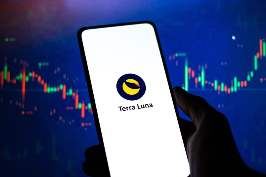 Stablecoin UST loses dollar peg, while LUNA price is falling
